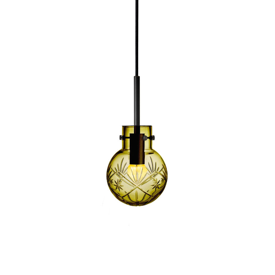 Hadeland Glassverk taklampe med Finn-mønster i olivenfarget glass, håndslipt krystallkule som skaper unikt lysspill, moderne design