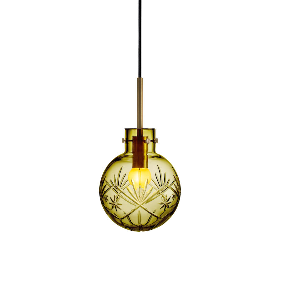 Bilde av Hadeland Glassverk taklampe med olivenfarget krystallkule, kjent for sitt unike og organiske uttrykk.