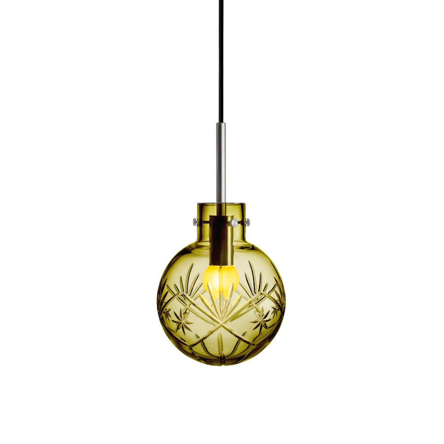Hadeland Glassverk krystallkule lampe i olivenfarge, moderne og tradisjonelt design med håndslipt detaljer.