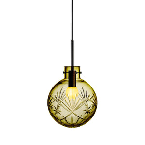 Hadeland Glassverk krystallkule taklampe med Finn-mønster i olivenfarget glass, håndslipt, med sort tekstilkabel. Perfekt for både moderne og tradisjonelt interiør.