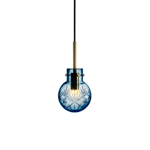 Hadeland Glassverk Krystallkule Taklampe Finn Stålblå med gullfarge detaljer, håndslipt design i stålblå finish.