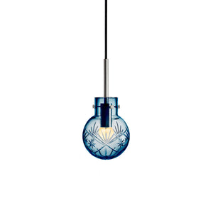 Hadeland Glassverk Krystallkule Taklampe Finn Stålblå med polert metallbaldakin, perfekt som et blikkfang i stuen.