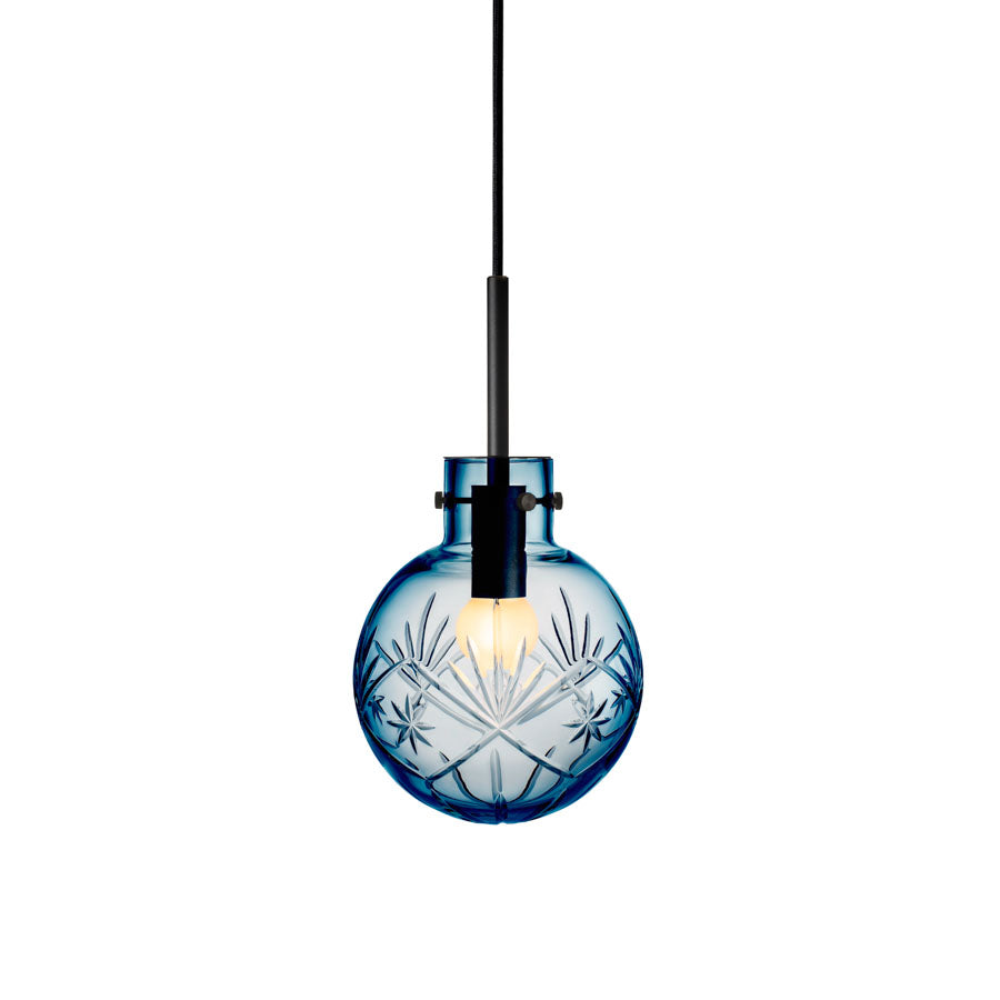 Hadeland Glassverk Krystallkule Taklampe Finn Stålblå med svart kabel og belysning, elegant håndverk i krystall.