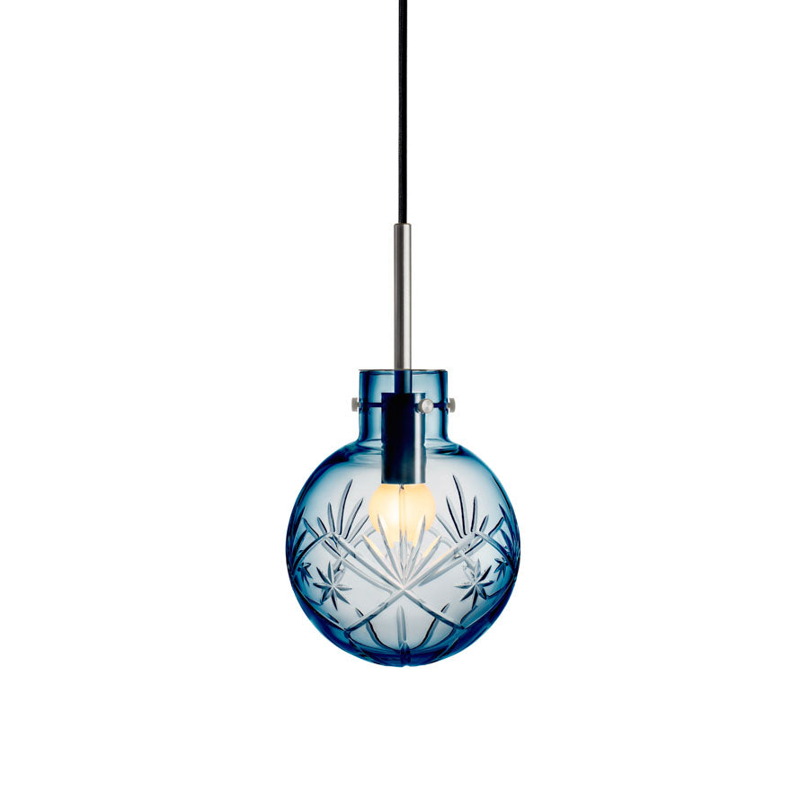 Hadeland Glassverk Krystallkule Taklampe Finn Stålblå med metall detaljer, håndblåst krystallkule i eksklusiv stålblå farge.