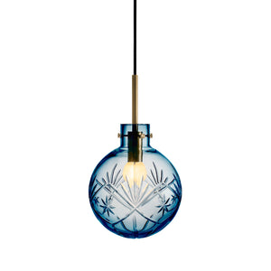 Hadeland Glassverk Krystallkule Taklampe Finn Stålblå, stilren lampe med munnblåst krystallkule i stålblå farge, håndslipt mønster og moderne baldakin, perfekt som blikkfang.