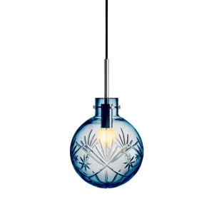 Hadeland Glassverk Krystallkule Taklampe Finn Stålblå, elegant lampe med håndslipte detaljer i dyp stålblå farge, designet i 1916, som henger fra tak med tekstiltrukket kabel.