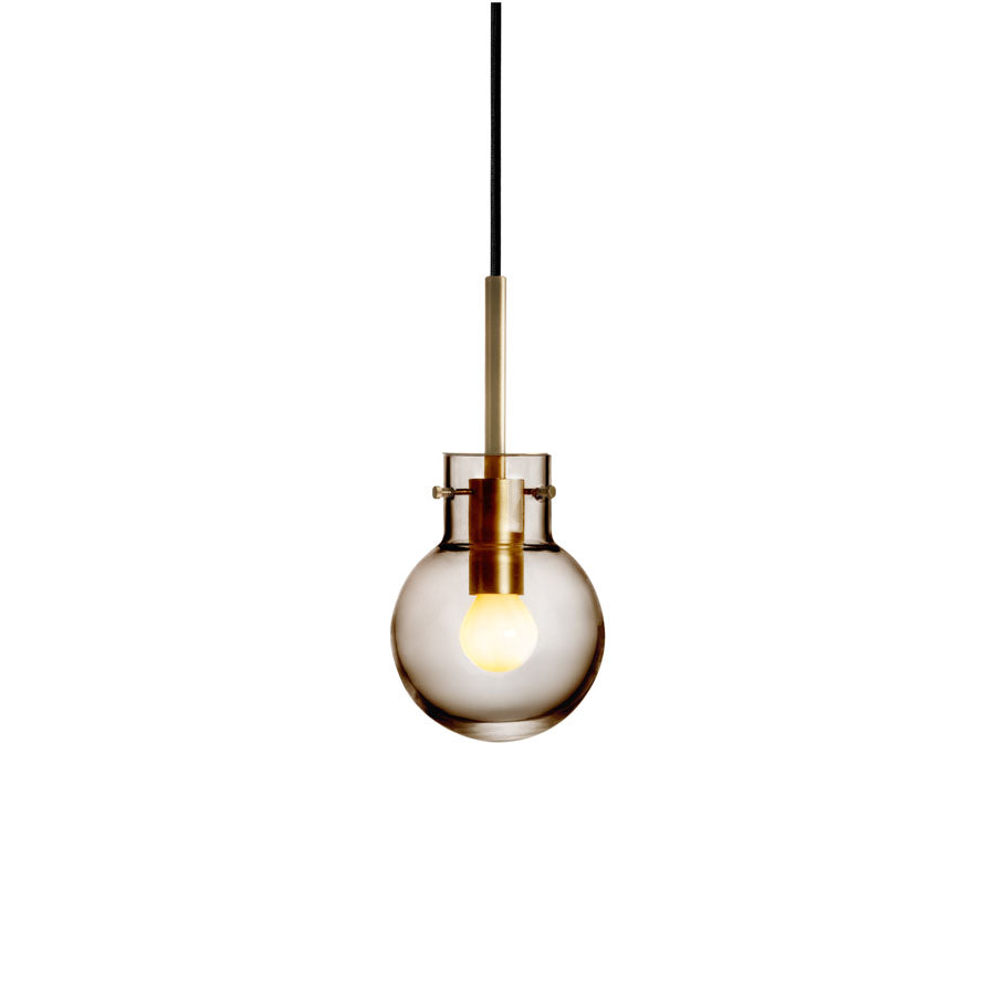 Hadeland Glassverk Krystallkule Taklampe Glatt Kakao med elegant gullfarget metallfeste og myk, varm belysning.