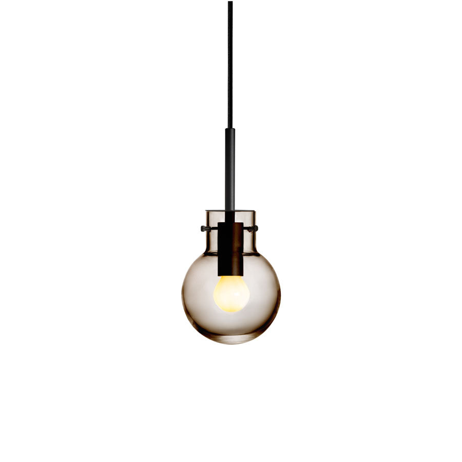 Hadeland Glassverk Krystallkule Taklampe Glatt Kakao med munnblåst kakaobrun glasskule og sort tekstiltrukket kabel.