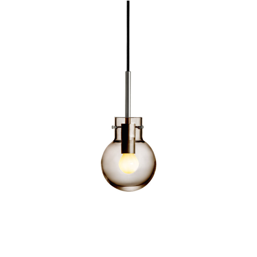 Hadeland Glassverk Krystallkule Taklampe Glatt Kakao i kakaobrun glass med slank metalldetalj, perfekt for moderne interiør.