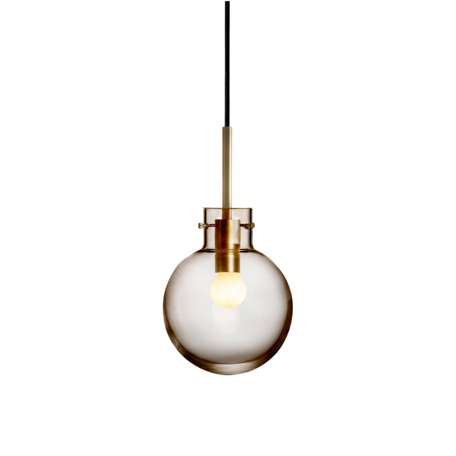 Hadeland Glassverk Krystallkule Taklampe Glatt Kakao med lysta blonde kromoppheng, moderne og elegant design.