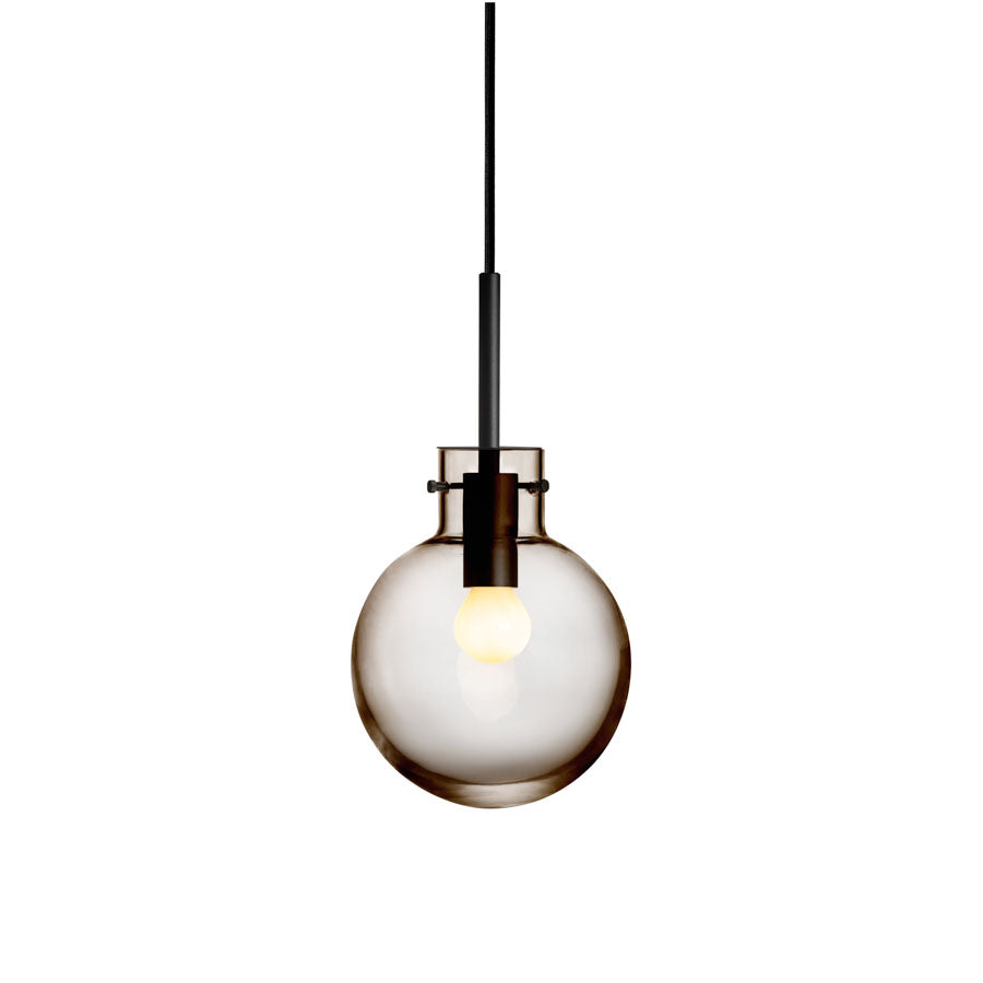 Hadeland Glassverk Krystallkule Taklampe Glatt Kakao i dyp kakaobrun glass, designet for å skape en intim atmosfære.