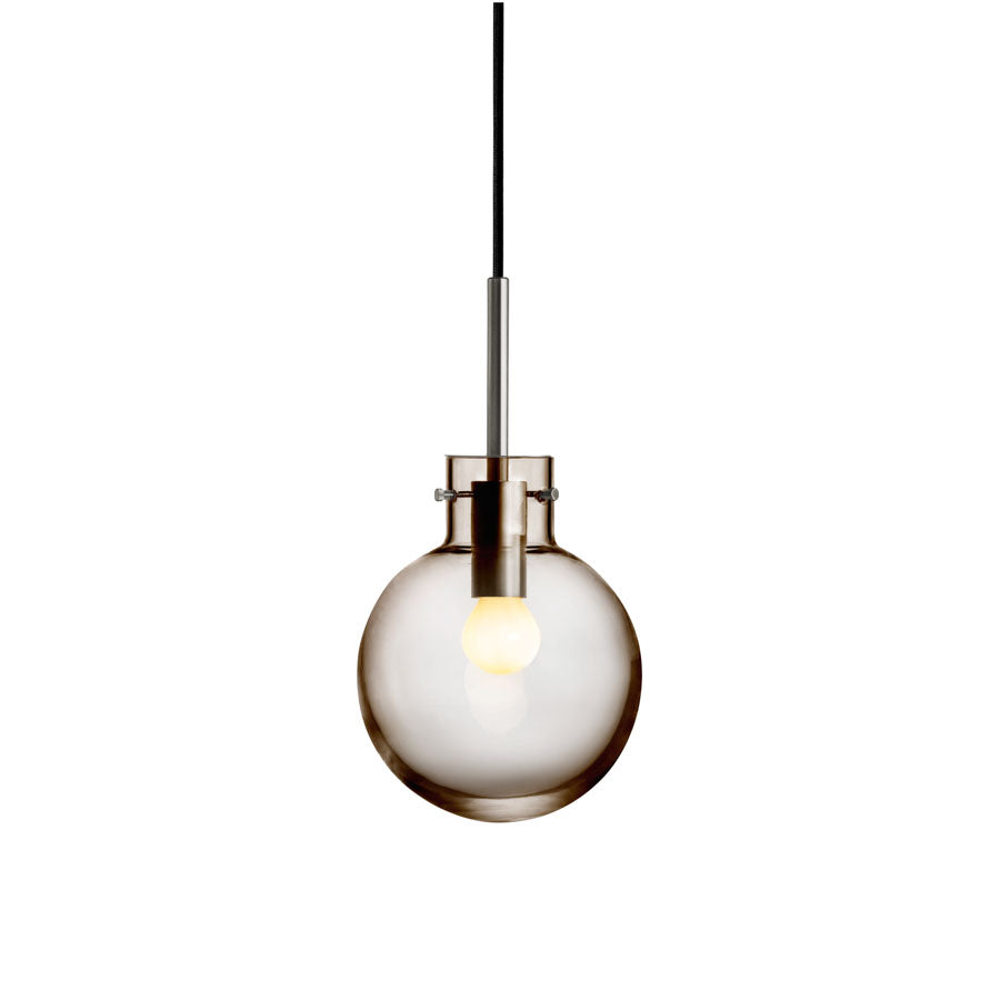 Hadeland Glassverk Krystallkule Taklampe Glatt Kakao i dyp kakaobrun farge, munnblåst glass, skaper varm atmosfære.