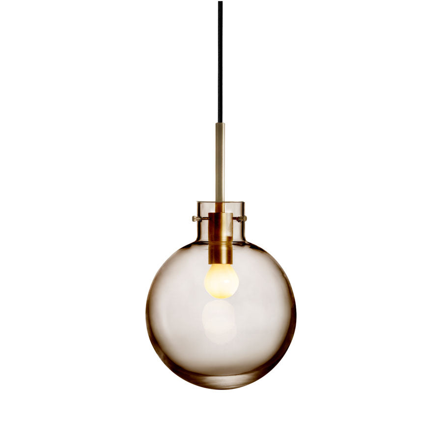 Hadeland Glassverk Krystallkule Taklampe Glatt Kakao med gulloppheng, perfekt belysning for sofistikert rom.