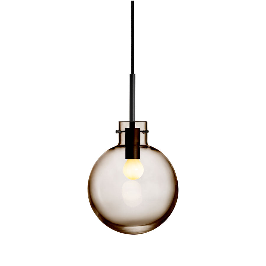 Hadeland Glassverk Krystallkule Taklampe Glatt Kakao, mørk bronseoppheng, gir en stilfull detalj til moderne interiør.