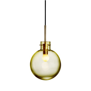 Hadeland Glassverk Krystallkule Taklampe Glatt Oliven. Munnblåst olivengrønn glasslampe med glatt overflate, hengende med sort tekstiltrukket kabel.