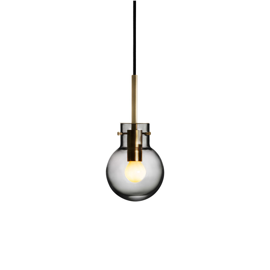 Hadeland Glassverk Krystallkule Taklampe Glatt Røkgrå i røkgrått glass med moderne lysoppheng i messing.