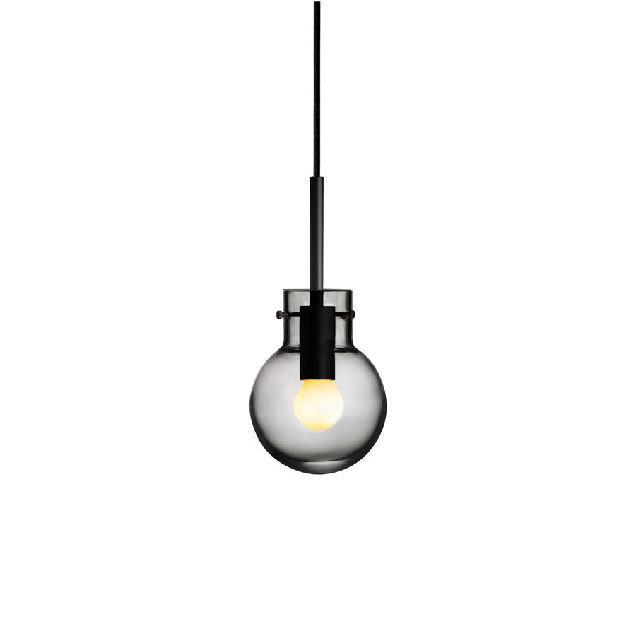 Hadeland Glassverk Krystallkule Taklampe Glatt Røkgrå med munnblåst røkgrå glass og sort tekstiltrukket kabel.