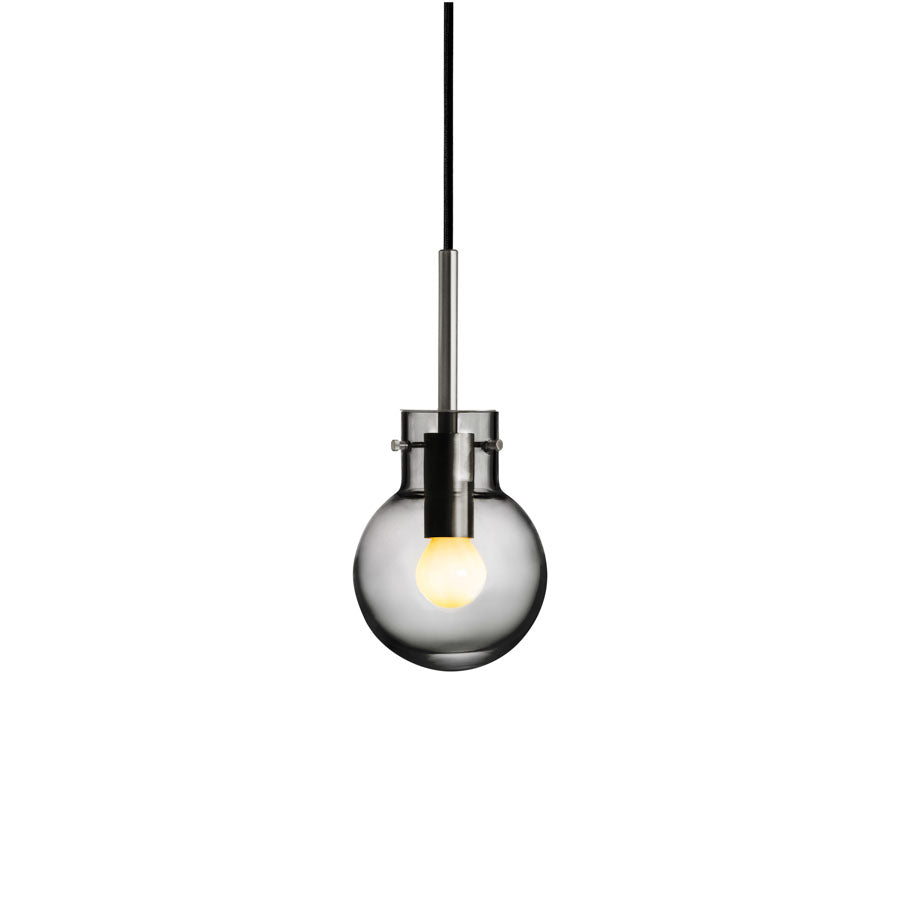 Hadeland Glassverk Krystallkule Taklampe Glatt Røkgrå med munnblåst glass, elegant design og metalloppheng.