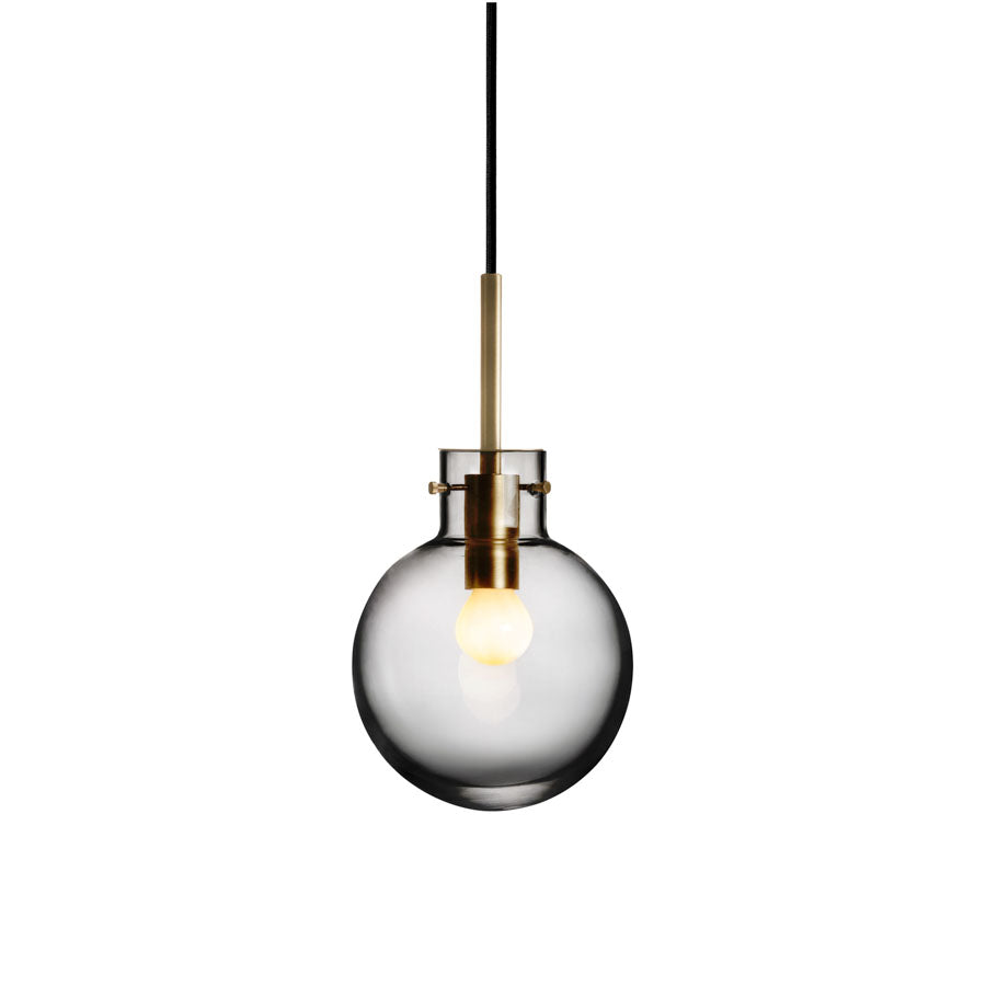 Hadeland Glassverk Krystallkule Taklampe Glatt Røkgrå med gull detaljer, perfekt for moderne interiør.