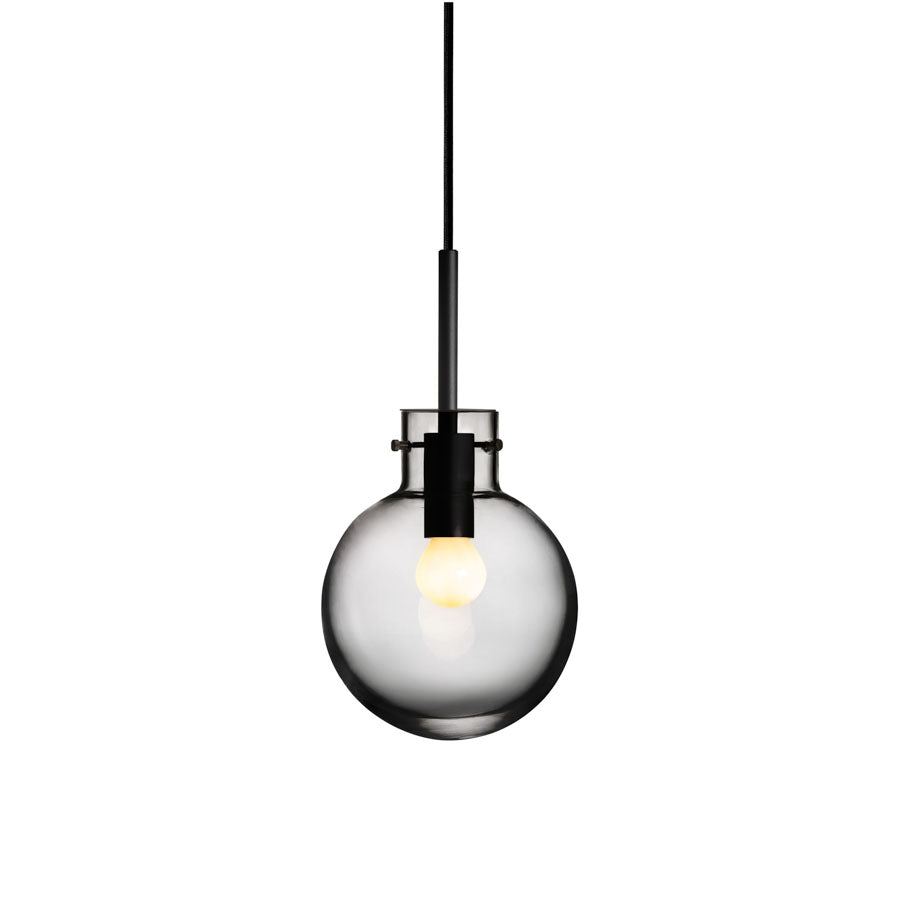 Hadeland Glassverk Krystallkule Taklampe Glatt Røkgrå med minimalistisk design og dimbar belysning.