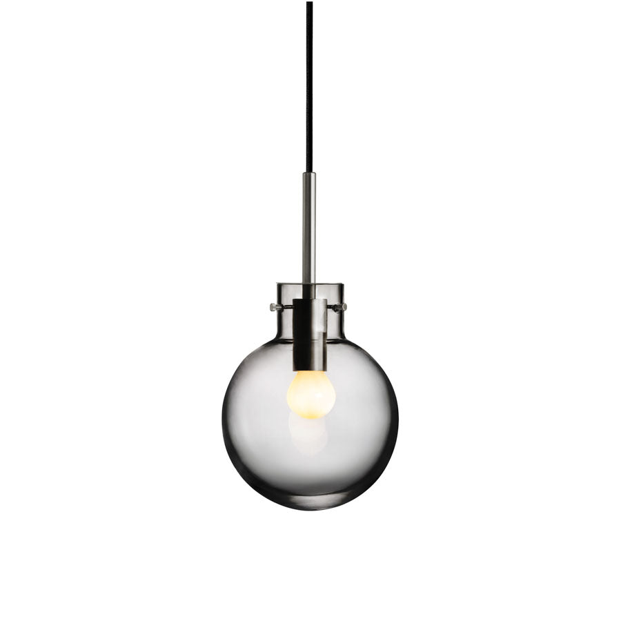 Hadeland Glassverk Krystallkule Taklampe Glatt Røkgrå med dekorativ røkgrå glasskuppel og stilrent oppheng.