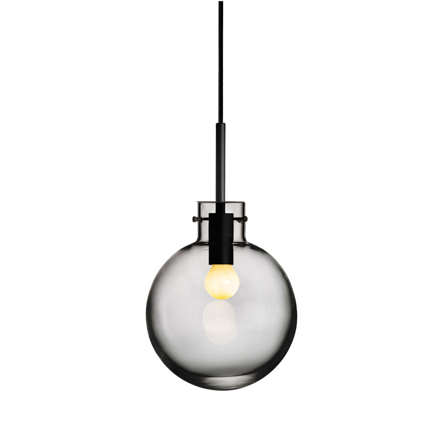 Hadeland Glassverk Krystallkule Taklampe Glatt Røkgrå med svart oppheng, tilpasset stilren belysning.