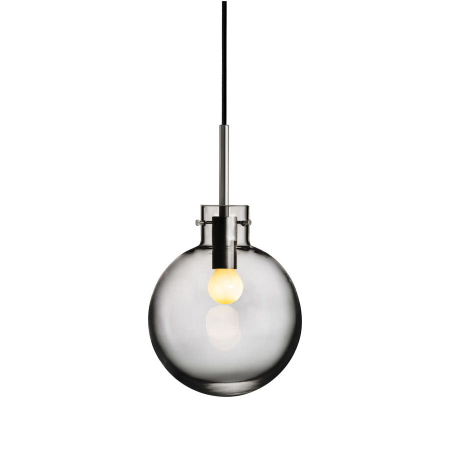 Hadeland Glassverk Krystallkule Taklampe Glatt Røkgrå i moderne design med krom detaljer, ideell for å skape atmosfære.