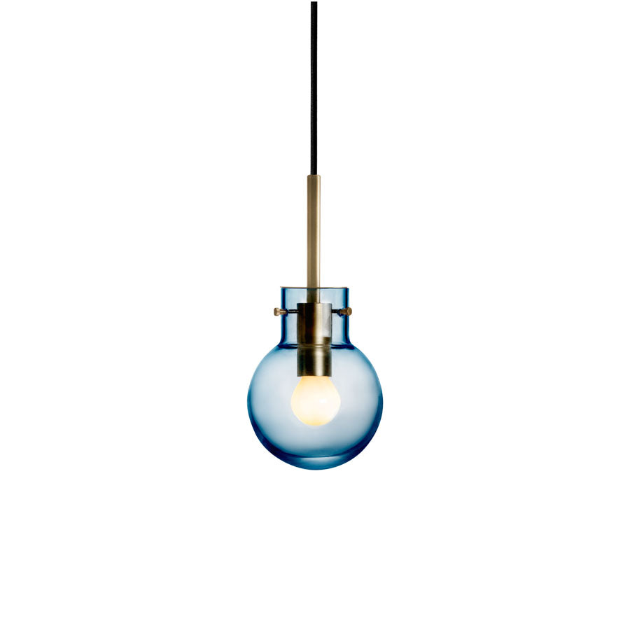 Hadeland Glassverk Krystallkule Taklampe Glatt Stålblå, visende lampeskjerm i stålblått glass med gullfarget oppheng og lyspære.