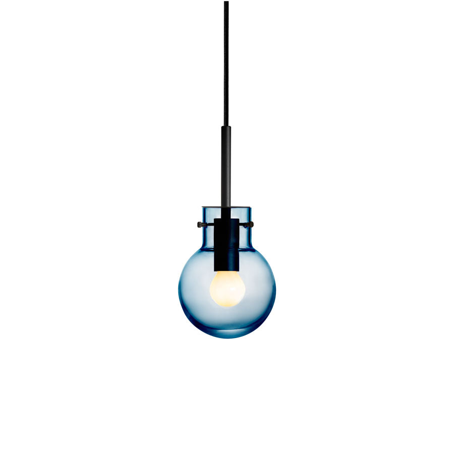 Hadeland Glassverk Krystallkule Taklampe Glatt Stålblå med munnblåst krystallkule i stålblått glass. Lampen henger fra en sort tekstiltrukket kabel og gir et elegant, moderne uttrykk.