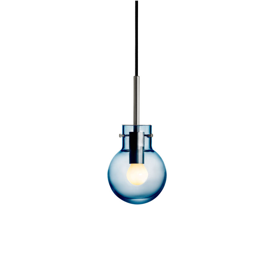 Hadeland Glassverk Krystallkule Taklampe Glatt Stålblå med elegant design og munnblåst stålblå glass, hengende lys med synlig lyspære.