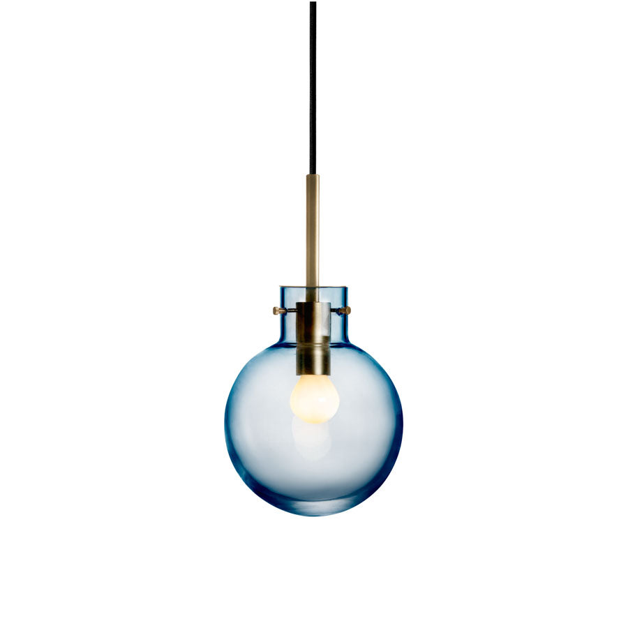 Hadeland Glassverk Krystallkule Taklampe Glatt Stålblå, en moderne lampe i stålblått glass med gullfarget oppheng og synlig lyspære.