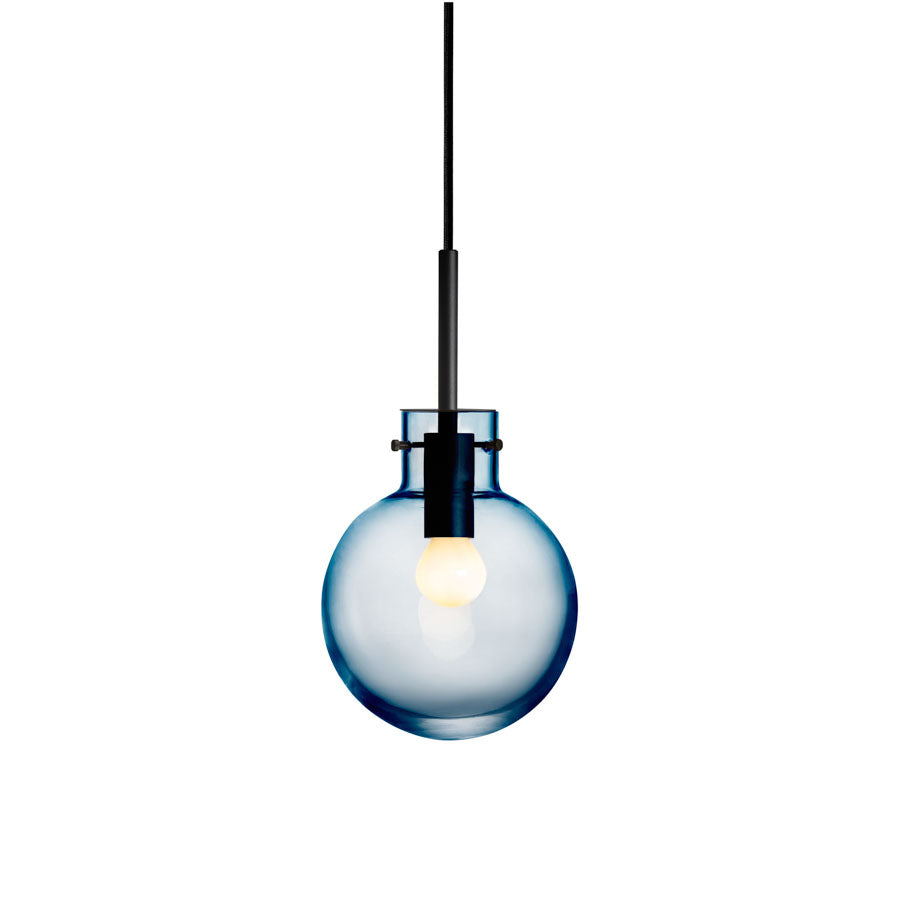 Hadeland Glassverk Krystallkule Taklampe Glatt Stålblå, taklampe i stålblått glass med sort oppheng og synlig lyspære.