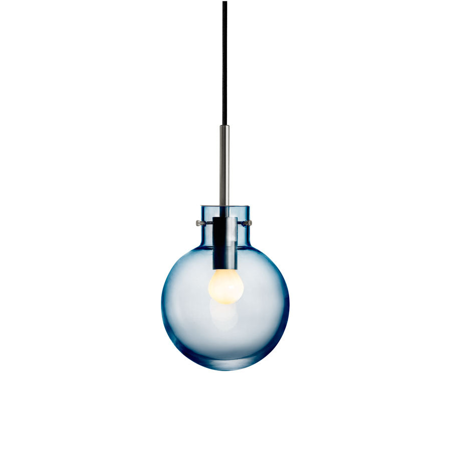 Hadeland Glassverk Krystallkule Taklampe Glatt Stålblå, elegant stålblå glasslampe med synlig lyspære og metallisk oppheng.