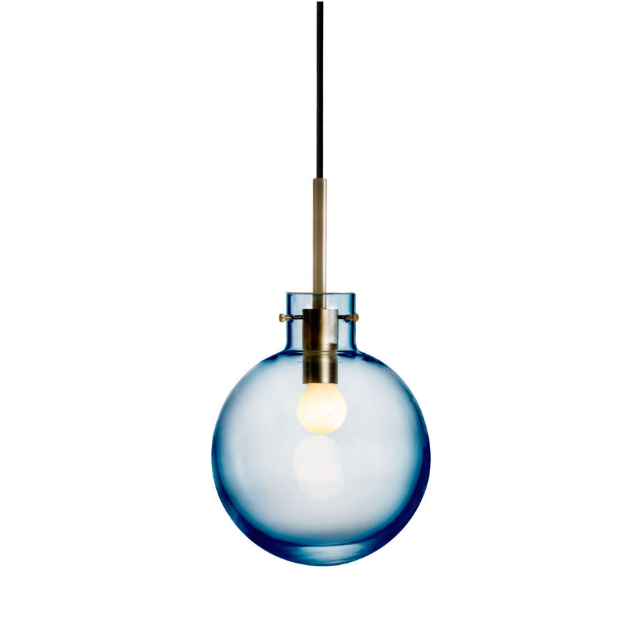 Hadeland Glassverk Krystallkule Taklampe Glatt Stålblå med messing oppheng, unik og elegant lampe for moderne interiør.