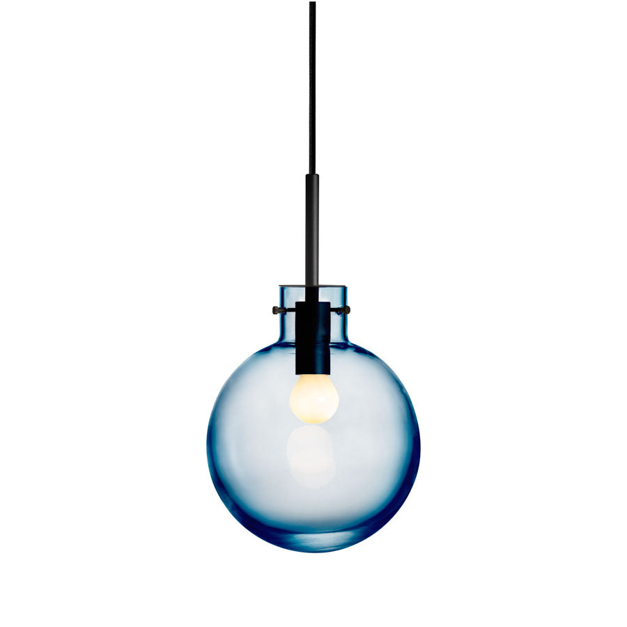 Hadeland Glassverk Krystallkule Taklampe Glatt Stålblå med sort tekstiltrukket kabel, elegant og moderne design.