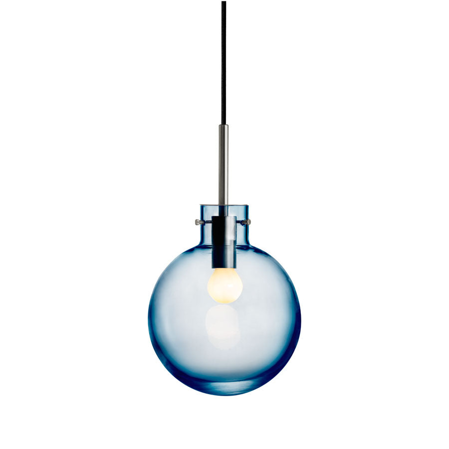 Hadeland Glassverk Krystallkule Taklampe Glatt Stålblå med metallisk oppheng, minimalistisk og stilfull belysning.