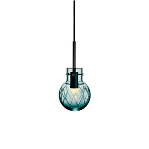 Hadeland Glassverk Krystallkule Taklampe Kryss Blågrønn, elegante blågrønne glasslampe med håndslipt kryssmønster, perfekt til belysning av rom.