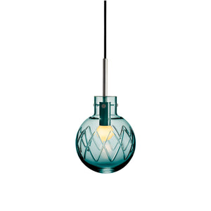 Hadeland Glassverk krystallkule taklampe i blågrønt glass med stål oppheng, lekent og raffinert design.