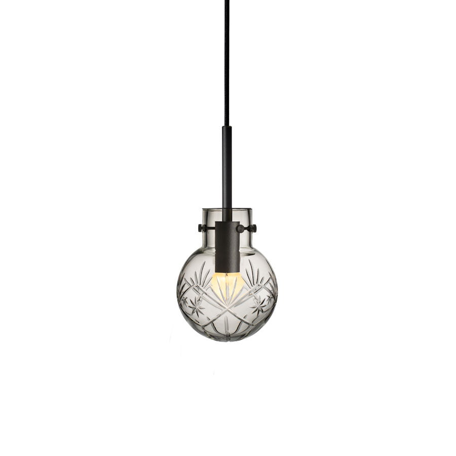 Hadeland Glassverk krystallkule taklampe med sort oppheng, håndslipt design og klart glass, tidløs belysning for moderne og klassiske interiører.