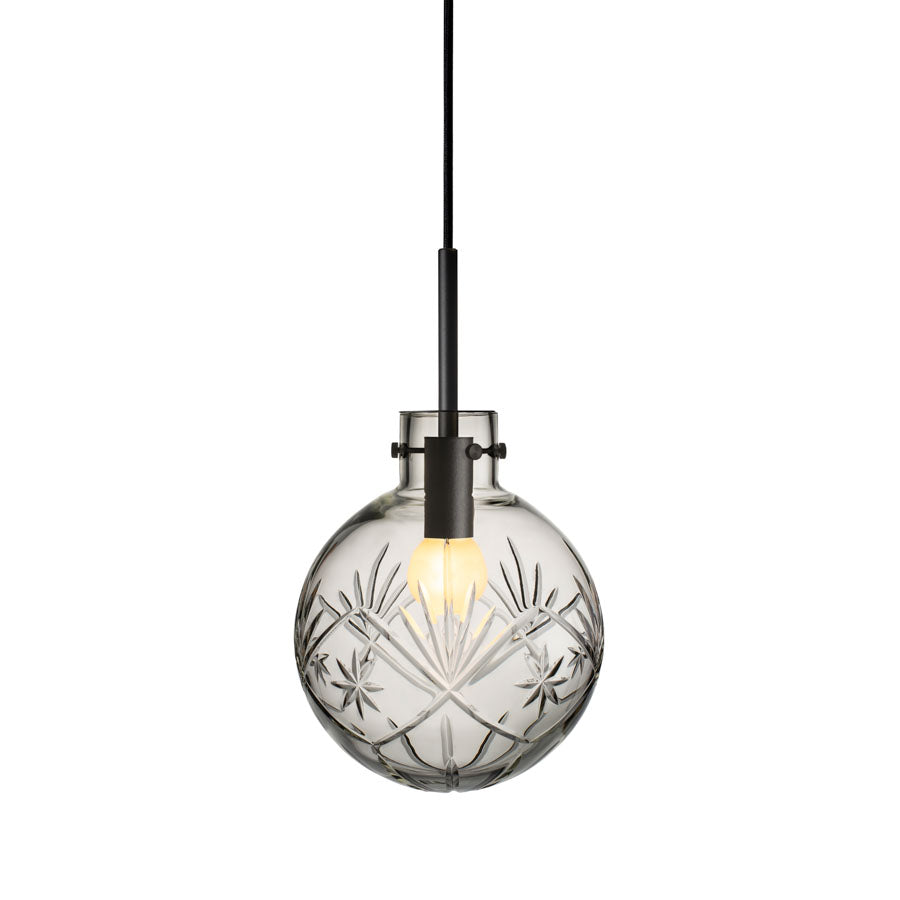 Hadeland Glassverk Krystallkule Taklampe Finn Klar med svart oppheng, elegant klar glasskule med diamantmønster.