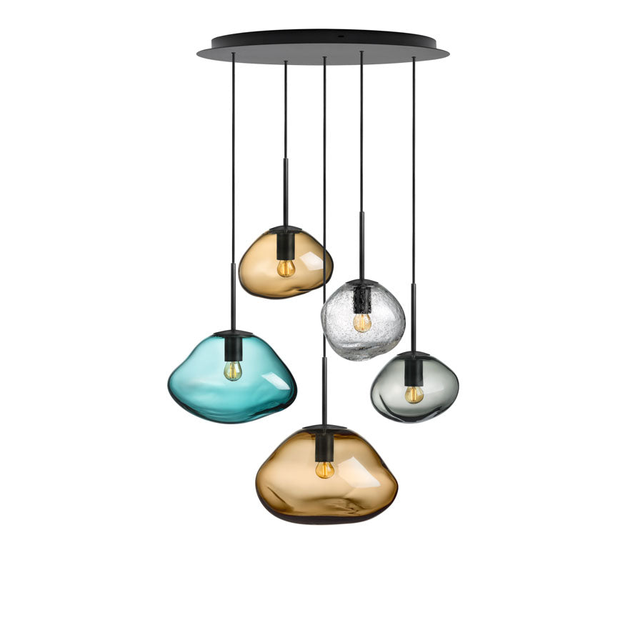 Hadeland Glassverk Crystal Stone Pendellampe Kvarts, moderne pendellampe med fem fargerike glasskuler i ulike nyanser, inkludert blågrønn og røkgrå, som henger fra en sort baldakin.
