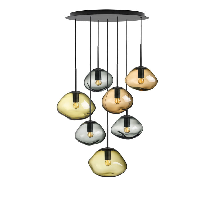 Hadeland Glassverk Crystal Stone Pendellampe Olivin med 7 krystallkuler i ulike farger, perfekt for moderne belysning, designet for å skape en balansert atmosfære.