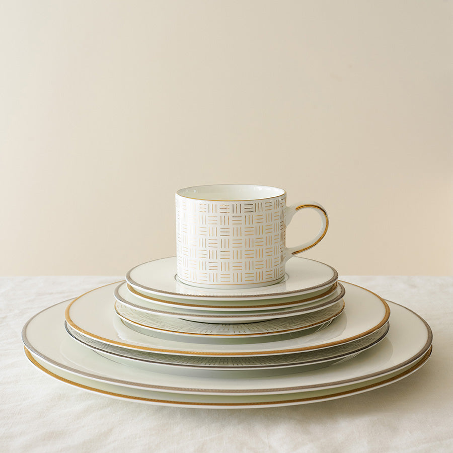 Porsgrund Porselænsfabrik Isabelle Gull Tallerken 22cm med tilleggsservise, elegant borddekking med gullkant.