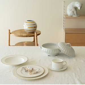 Porsgrund Porselænsfabrik Isabelle Gull Dyp Tallerken 23cm, tallerken på bord med nåtidens borddekor og stil.