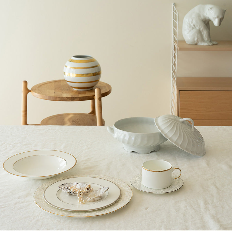 Porsgrund Porselænsfabrik Isabelle Gull Dyp Tallerken 23cm, tallerken på bord med nåtidens borddekor og stil.