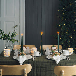 Porsgrund Porselænsfabrik Isabelle Platinum kafédekorasjon, borddekk med kaffekopper og lys i festlig atmosfære.