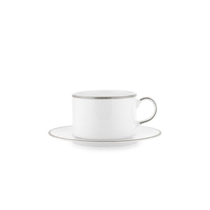 Elegant Porsgrund Porselænsfabrik Isabelle Platinum tekopp med skål i delikat benporselen, designet for å gi et moderne uttrykk med tynn platinakant.