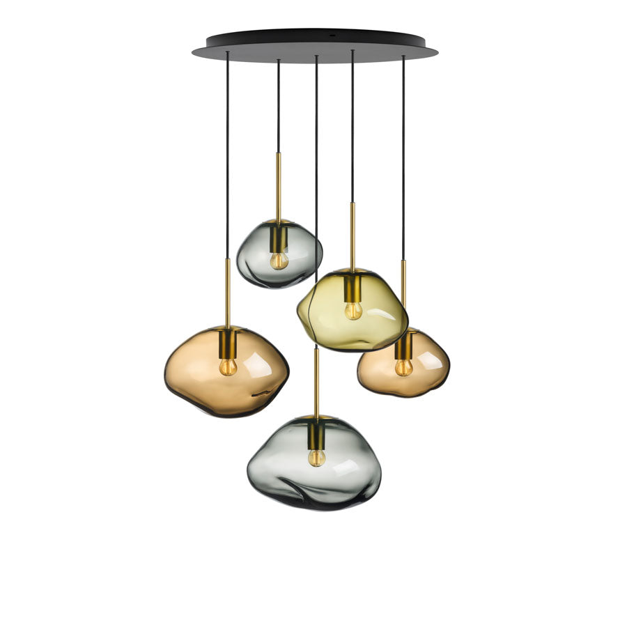 Seraphin pendellampe fra Hadeland Glassverk med fem håndblåste lampedesign, i fargene røkgrå, kakao og oliven, montert på en elegant baldakin.