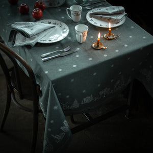 Stilfullt dekorerte julebord med Wik & Walsøe damaskduk i grønn, som fremhever elegant bordsetting.