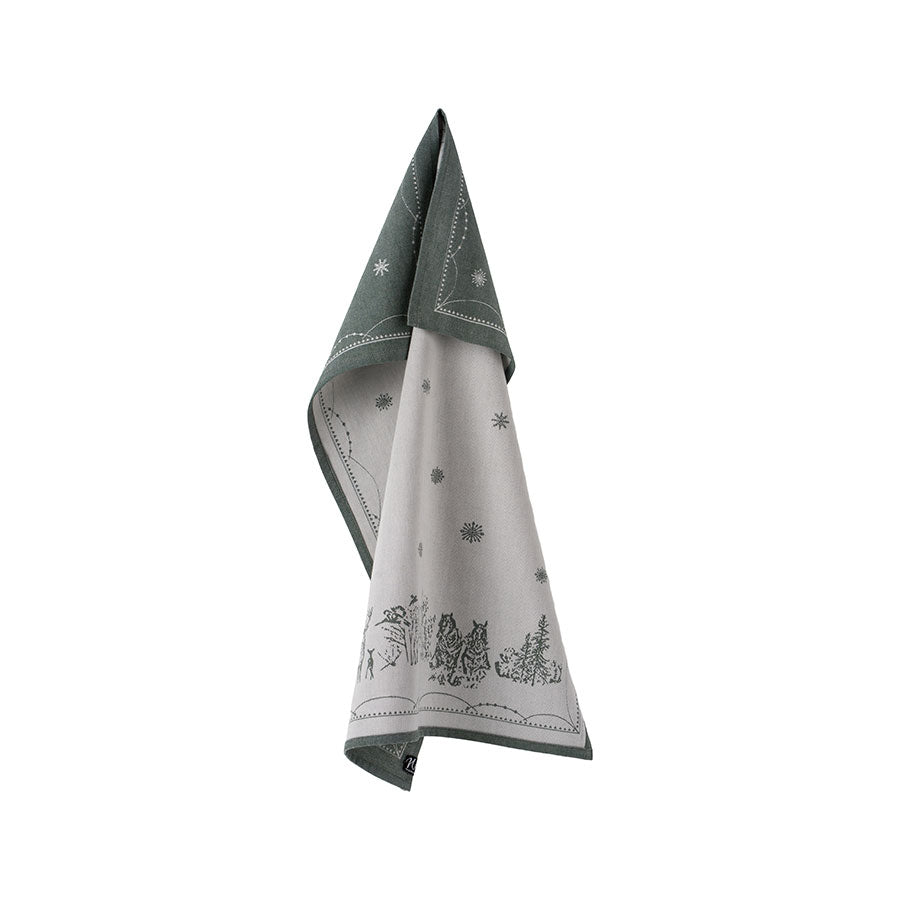 Wik & Walsøe Julemorgen Damask Kjøkkenhåndkle 50x70cm Hvit/Grønn, vist hengende med et grønt og hvitt design og julemotiver, ideelt for dekorasjon på kjøkkenet.